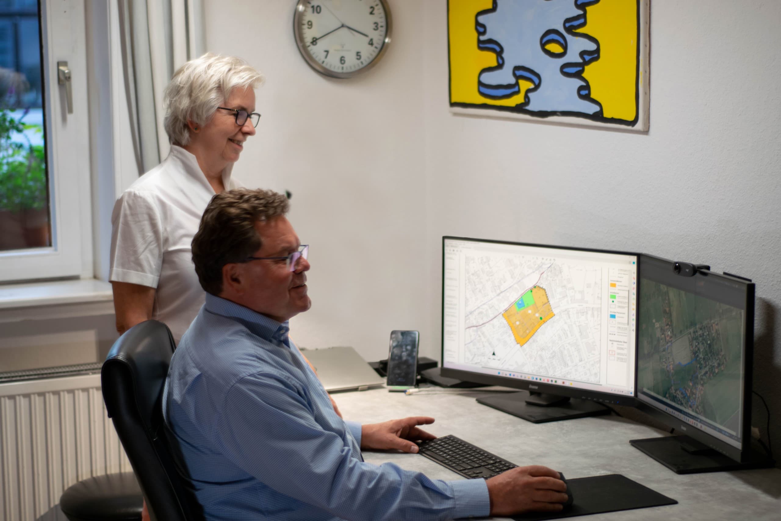 Ein Foto von Susanne Vogel und Stefan Ott im Büro